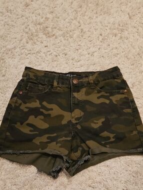 018p  Judy Blue Olive Camo Mid-Rise Denim Shorts